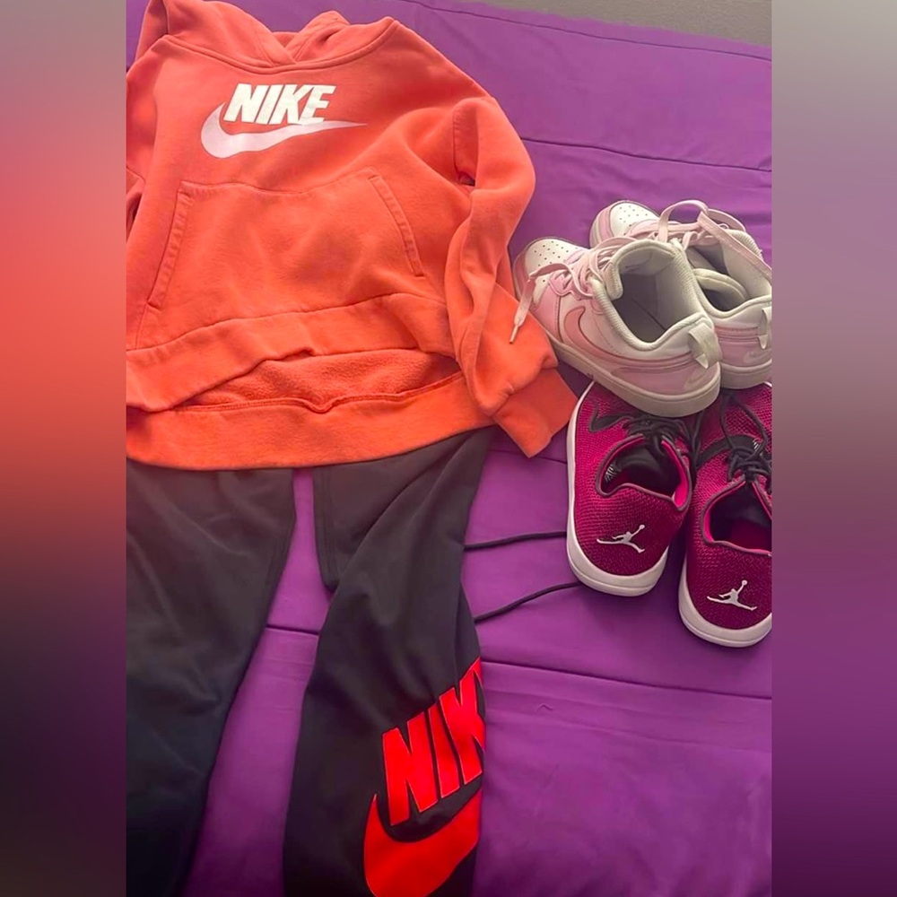 Girls 10/12 Nike outfit with Nike shoes